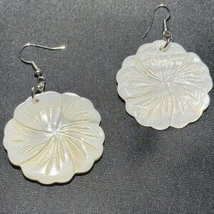 Carved mother-of-pearl flower dangle earrings NWT (WJW015)
